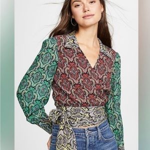 Alice + Olivia wrap shirt beautiful pattern made of 100% viscose